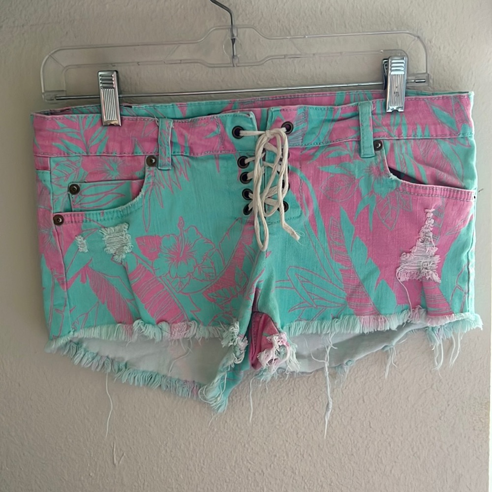 Billabong women’s shorts. Size 28. Very good condition